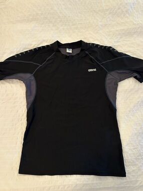 Arena Men’s Black Short-Sleeve Swim Rash Guard with Gray Panels